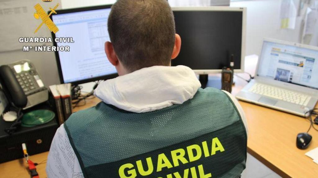 Un miembro de la Guardia Civil trabajando en la Operación 'Tosieda'