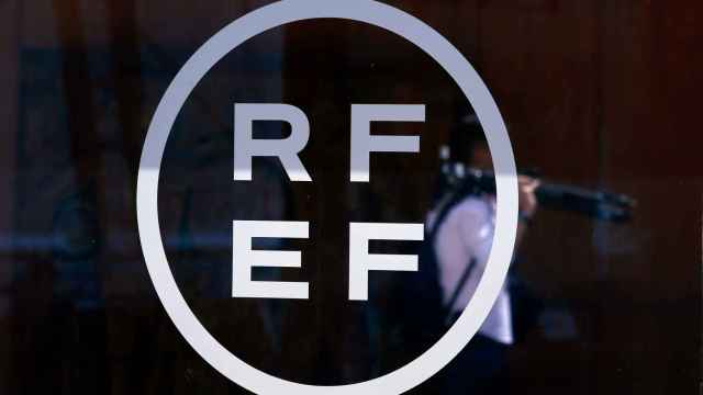 Logo de la RFEF en la Ciudad del Fútbol de Las Rozas.