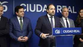 Paco Núñez, en primer término este viernes en Ciudad Real junto a Elías Bendodo, Miguel Ángel Valverde y otros dirigentes del PP