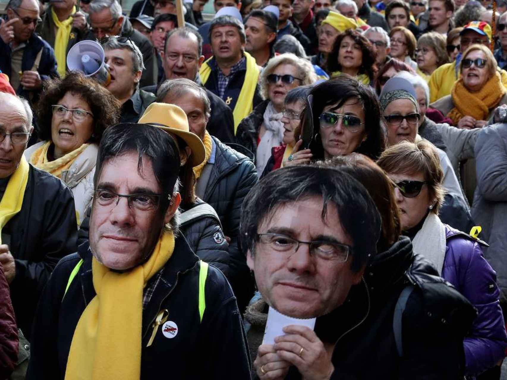 Independentistas se manifiestan en Barcelona con caretas de Carles Puigdemont.