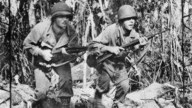Dos soldados estadounidenses en una selva de la jungla de Bougainville.