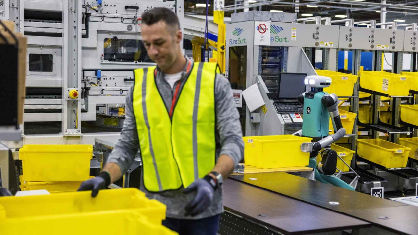 El robot humanoide Digit y un empleado de Amazon.