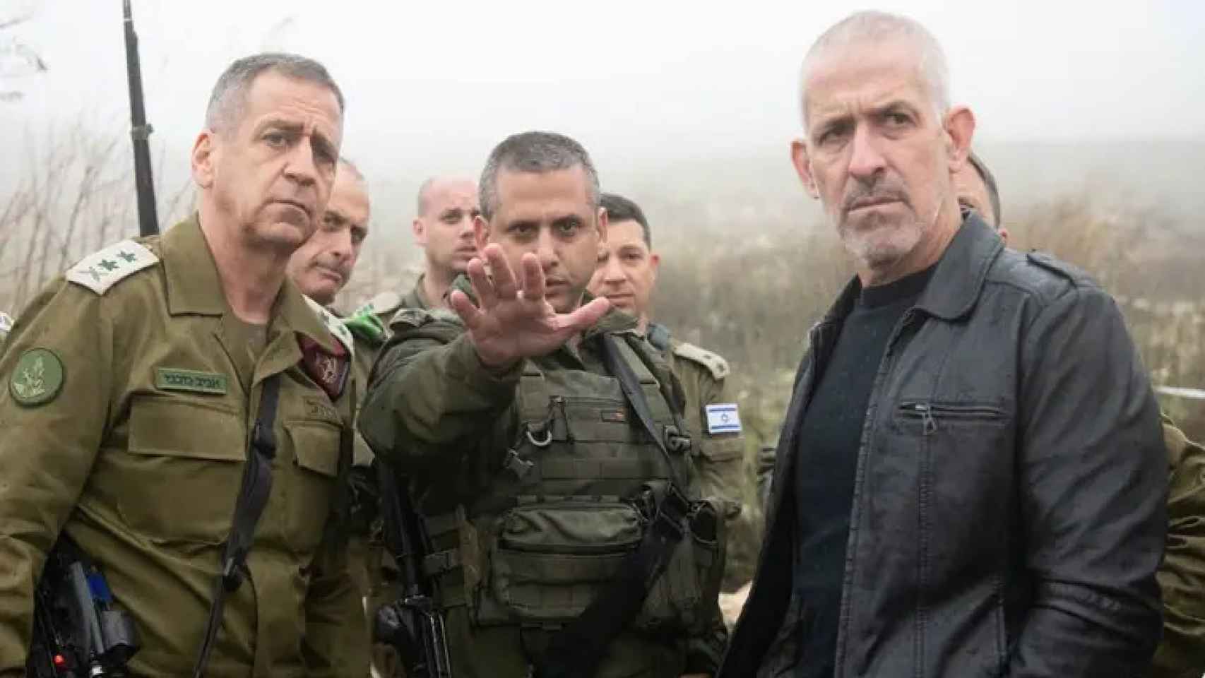 Ronen Bar, a la derecha, junto a varios oficiales de las Fuerzas de Defensa de Israel en diciembre de 2021.