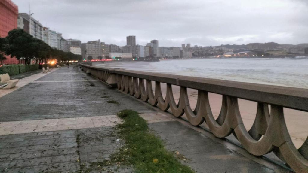 Estragos del temporal en el Paseo Marítimo de A Coruña este viernes.