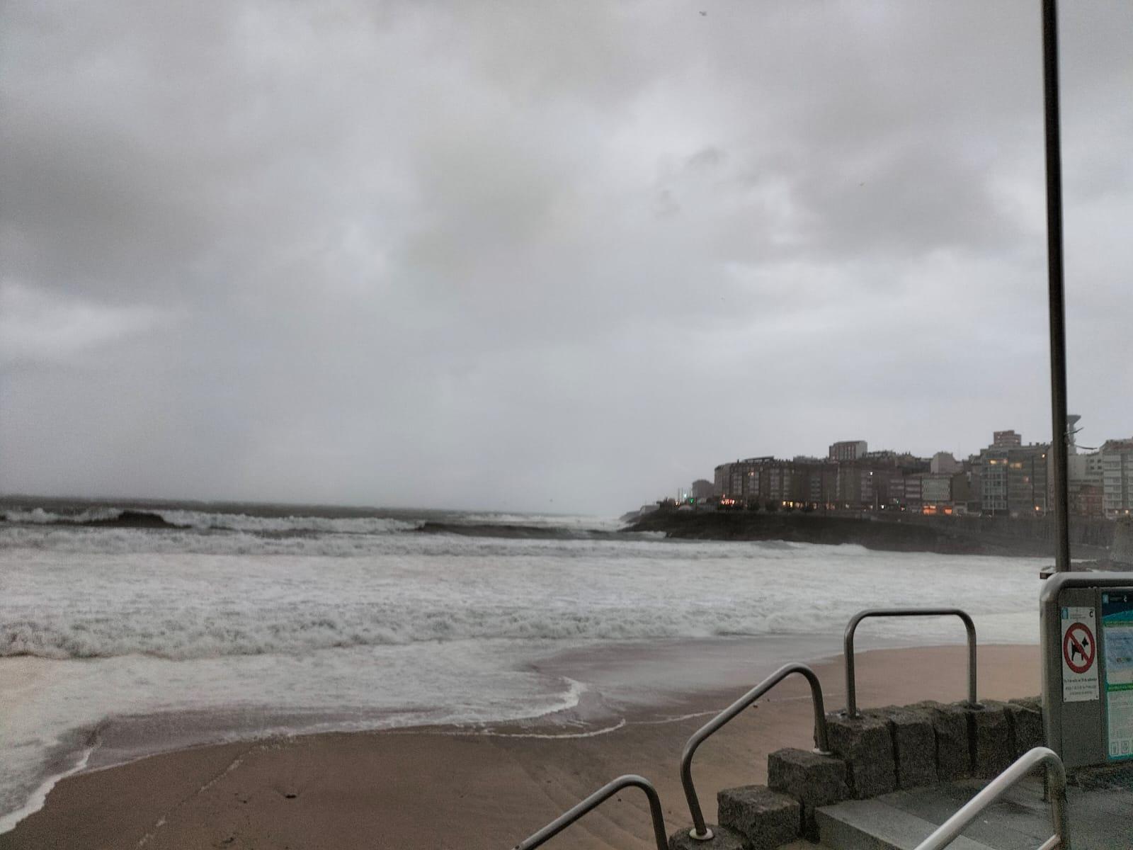 El mar en A Coruña esta mañana. Foto: Quincemil