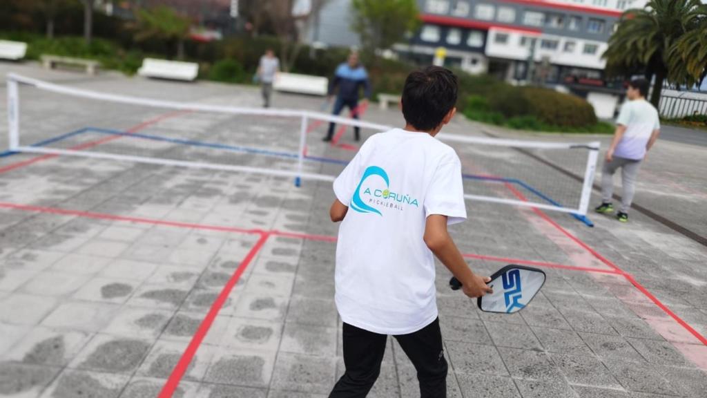 Jóvenes juegan al pickleball en Galicia