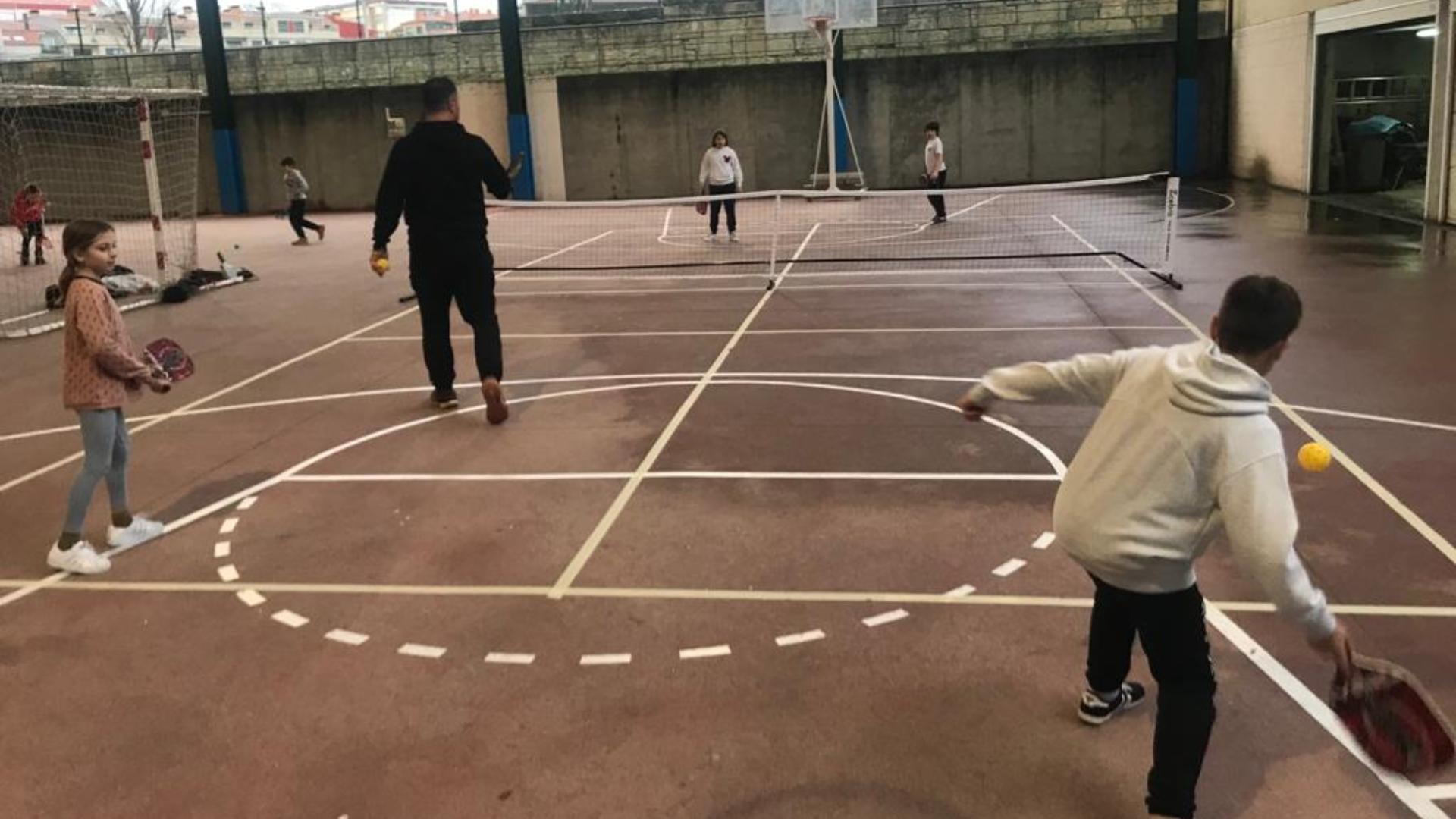 Niños juegan un partido de pickleball en Galicia