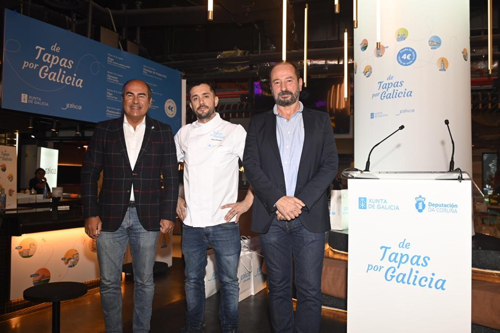 El presidente del Cluster Turismo de Galicia, Cesáreo Pardal; el chef lucense Álvaro Villasante y el director de Turismo de Galicia, Xosé Merelles.