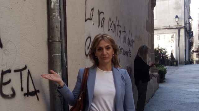 Begoña Conde, tía materna de Santiago Abascal y responsable de Formación de Vox, muestra su indignación por una pintada proetarra en Orense, en abril de 2019.