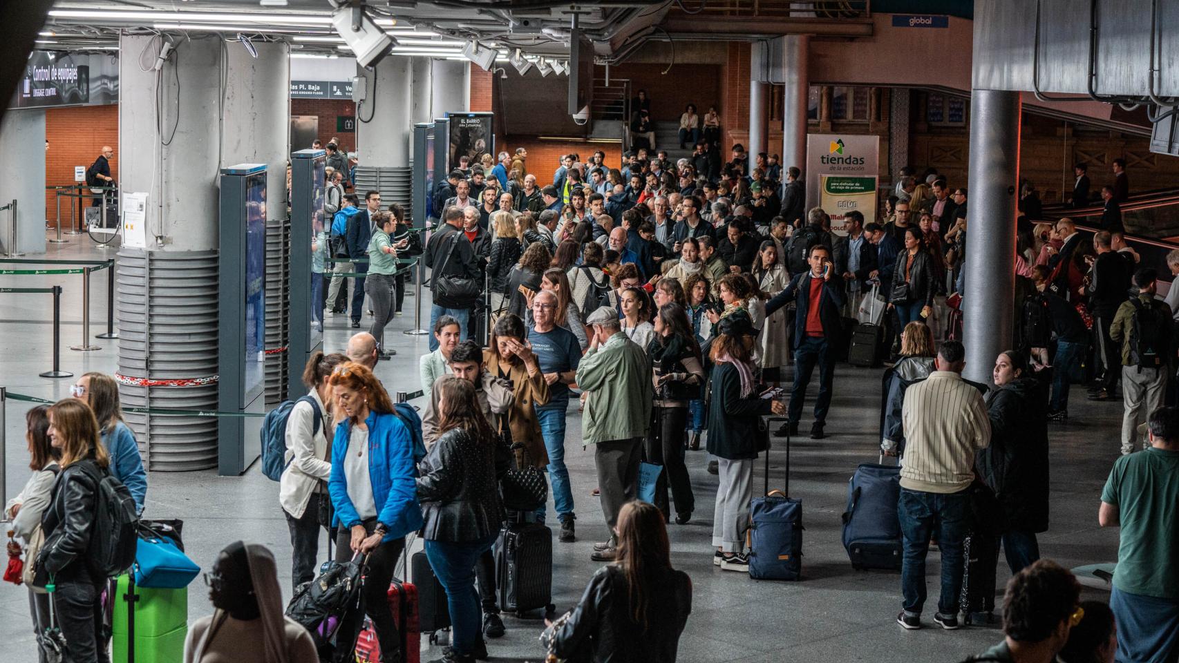 Decenas de personas esperan tras el retraso o cancelación en sus trenes en la estación de Puerta de Atocha este jueves.