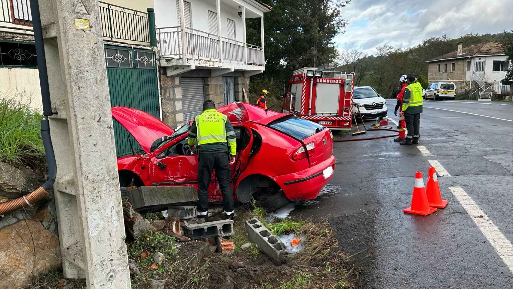 La Guardia Civil junto al vehículo siniestrado.