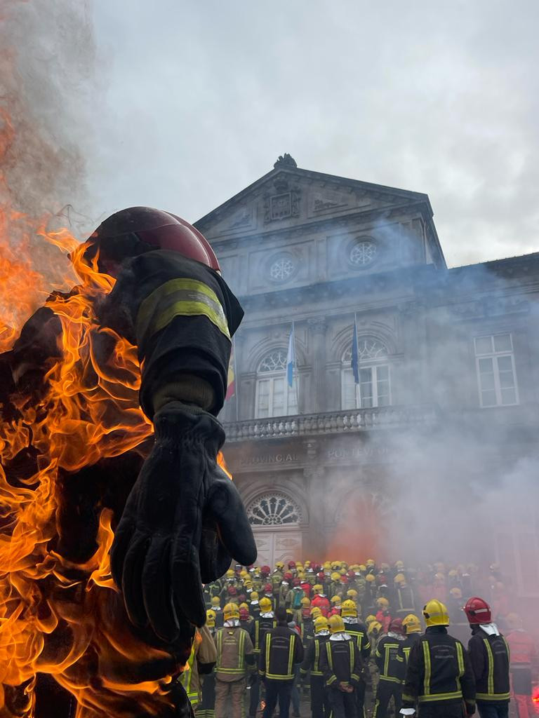 Imágenes de las protestas ante la Diputación de Pontevedra. Fotos: CIG