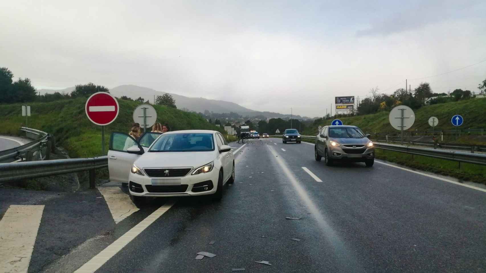 Vehículos afectados por el cargamento desplazado por el vial.