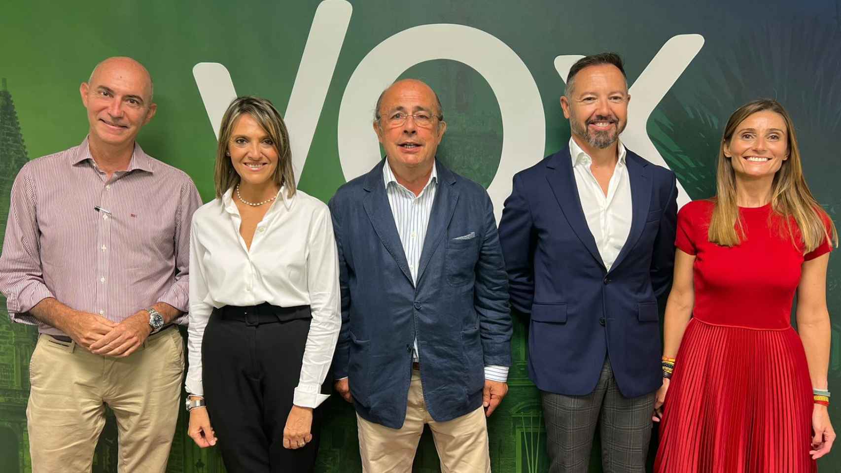 Ignacio Gil Lázaro, en el centro, junto a los cuatro concejales de Vox en Valencia. EE