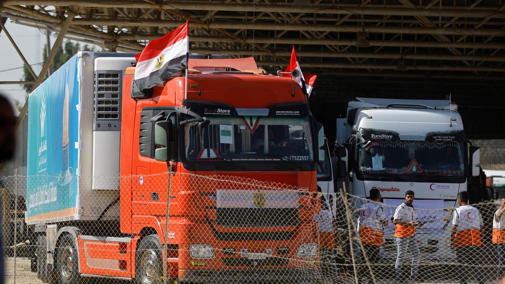 Camiones que transportan ayuda humanitaria frente al paso fronterizo de Rafah.