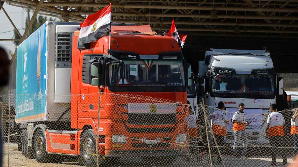 Camiones que transportan ayuda humanitaria frente al paso fronterizo de Rafah.