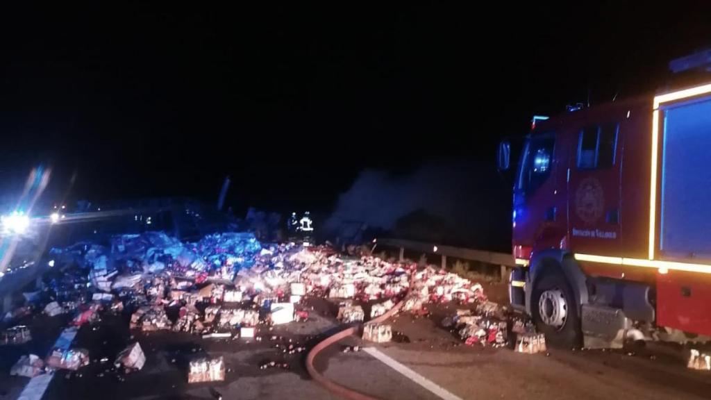 Bomberos de la Diputación de Valladolid actuando en el accidente de la A-6