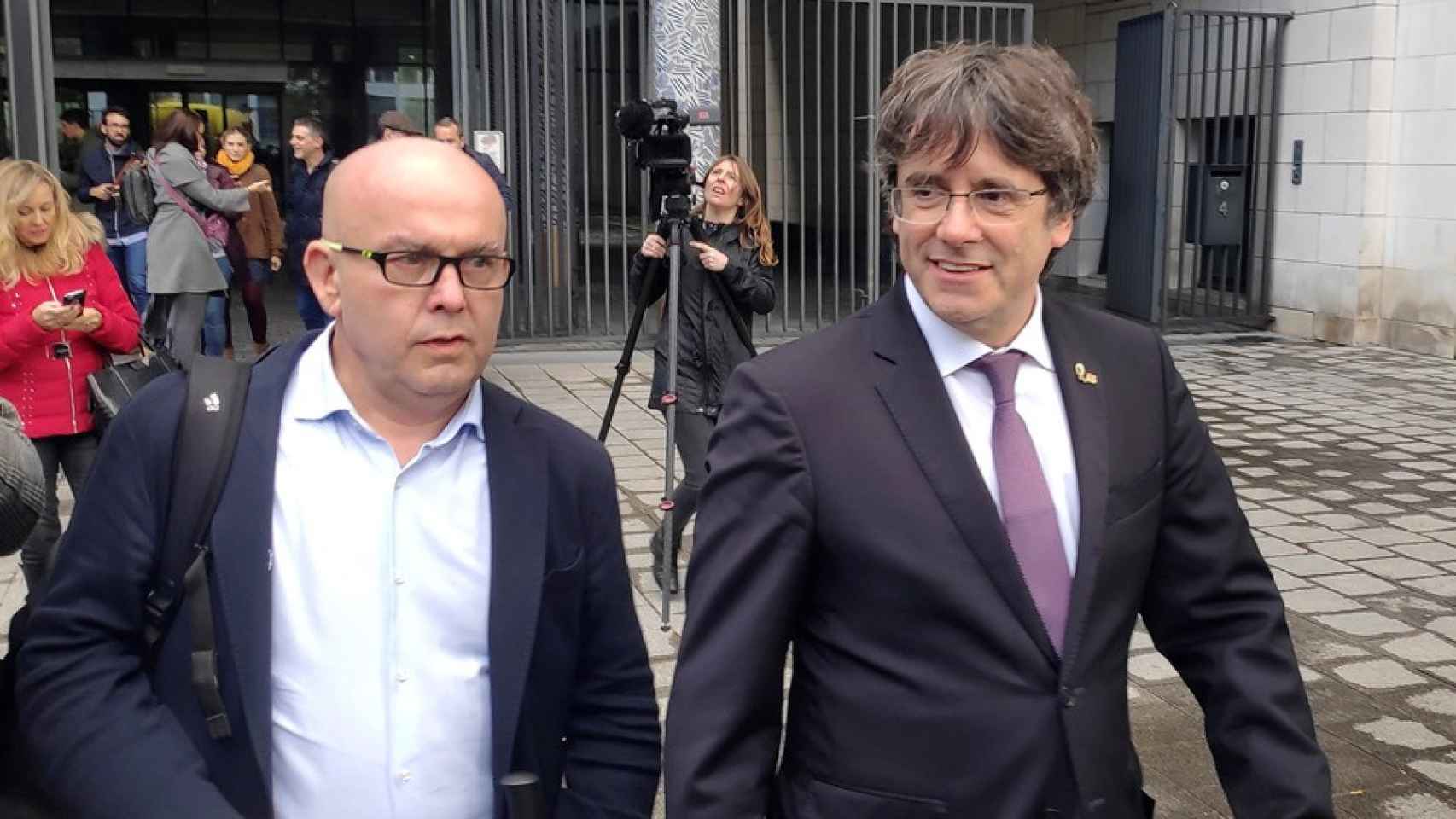 El abogado de Puigdemont, Gonzalo Boye, junto al 'expresident'.