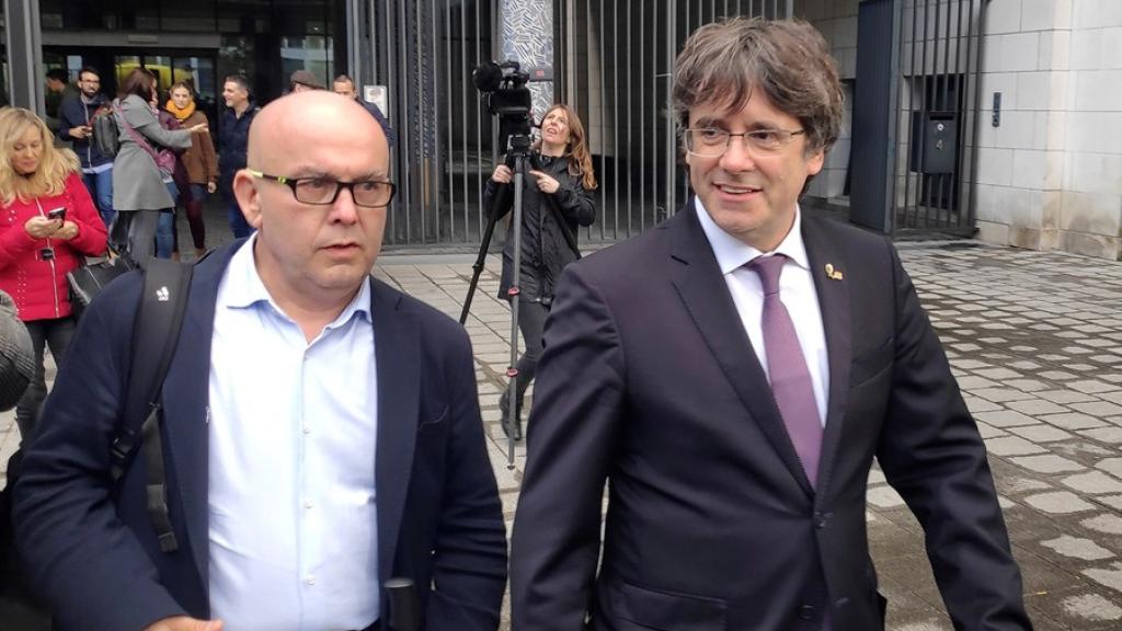 El abogado de Puigdemont, Gonzalo Boye, junto al político.