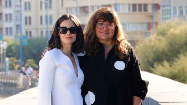 La cineasta junto a la actriz Laia Costa.
