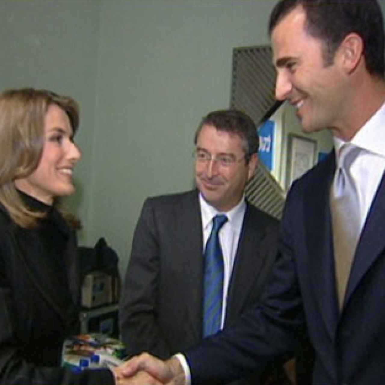 Felipe y Letizia en los Premios Príncipe de Asturias 2003, junto a José Antonio Sánchez, director general de TVE.