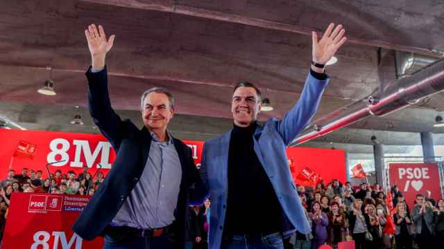 José Luis Rodríguez Zapatero y Pedro Sánchez en un acto de campaña en marzo.