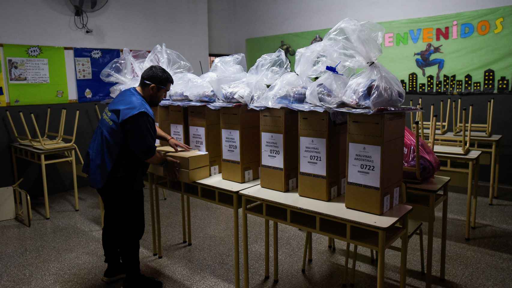 Un trabajador prepara las urnas en un colegio electoral a las afueras de Buenos Aires.