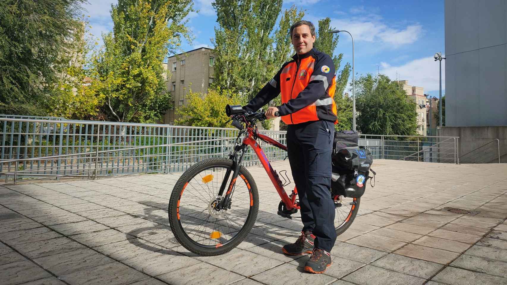 Roberto Brea posa con su bicicleta sanitarizada.
