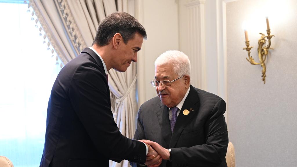 Pedro Sánchez con Mahmoud Abbas este sábado en Egipto