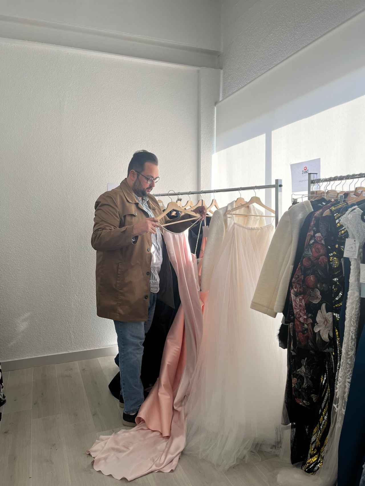 Alejandro Maíllo coloca algunos de sus vestidos en el showroom de Seminci de este año