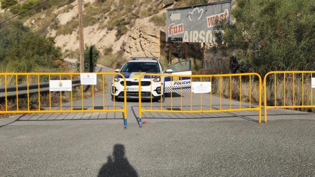 Un coche de la Policía Local de El Campello en las inmediaciones del recinto.