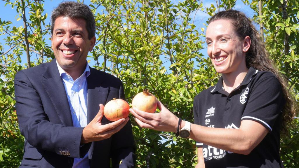 Carlos Mazón y María Flores son los padrinos de honor de la campaña de recogida de la granada mollar de Elche.