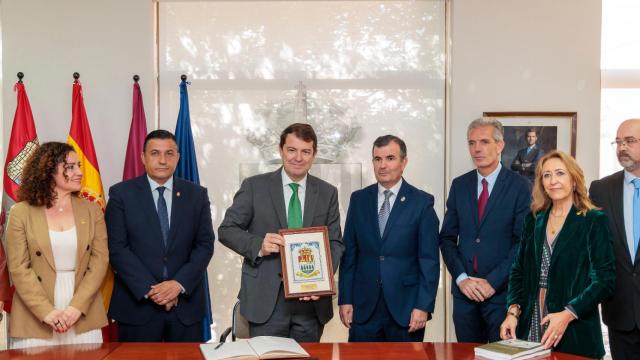 El presidente de la Junta, Alfonso Fernández Mañueco, durante su visita al municipio abulense de Sotillo de la Adrada, este sábado.