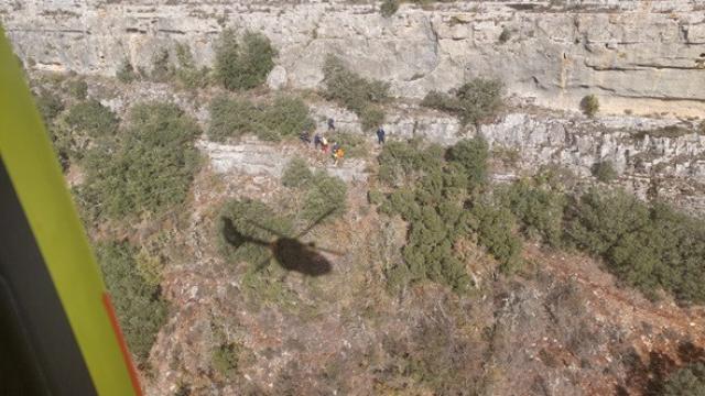 Momento del rescate del motorista en el Valle de Sedano, en Burgos.