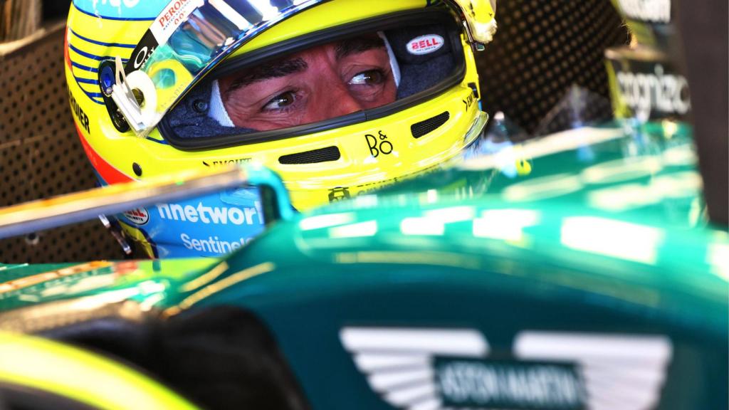 Fernando Alonso, subido a su Aston Martin