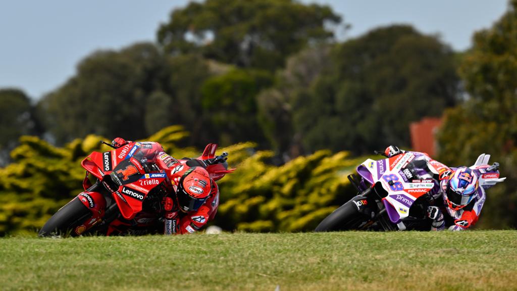 Pecco Bagnaia y Jorge Martín trazan un viraje, en el circuito australiano de Phillip Island.