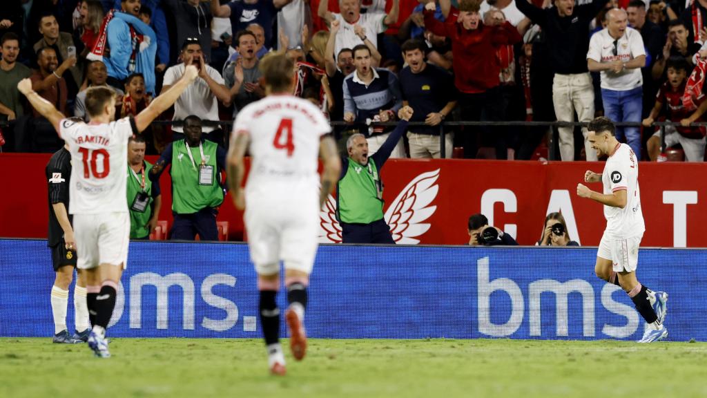 Los jugadores del Sevilla celebran el 1-0