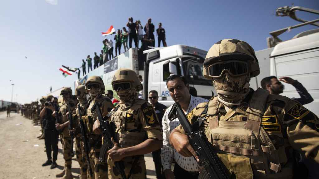 Soldados del ejército egipcio hacen guardia en el cruce fronterizo de Rafah entre Egipto y la Franja de Gaza.