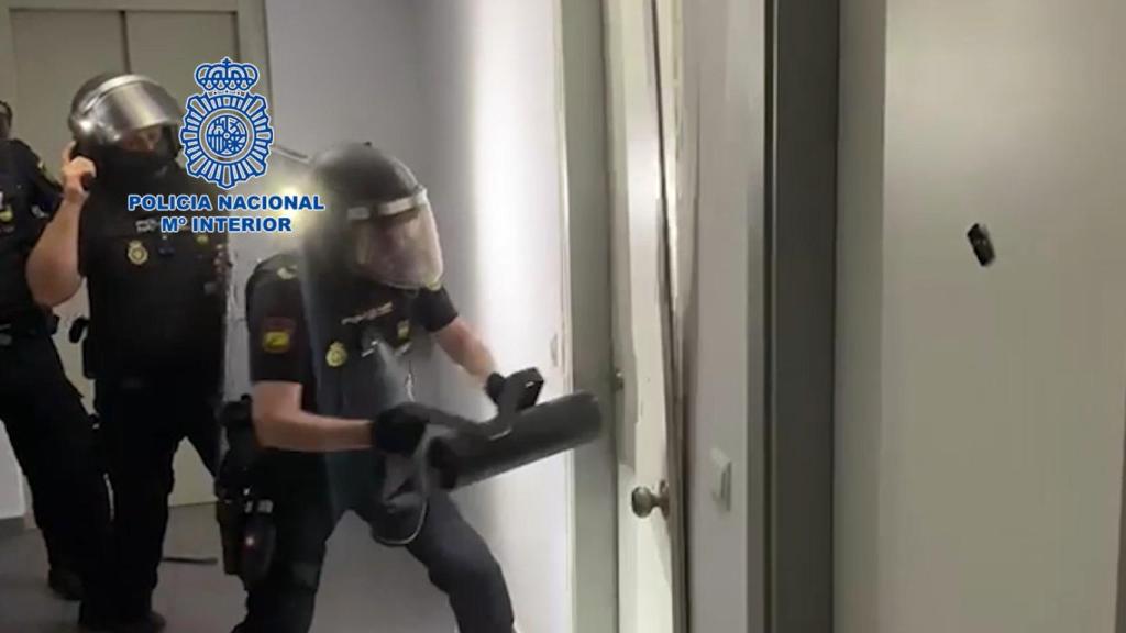 Agentes de la Policía Nacional, en uno de los registros.