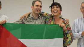 Antonia Morillas y Toni Valero posan con la bandera de Palestina.