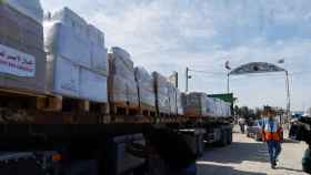 Camiones con ayuda llegan al lado palestino de la frontera con Egipto