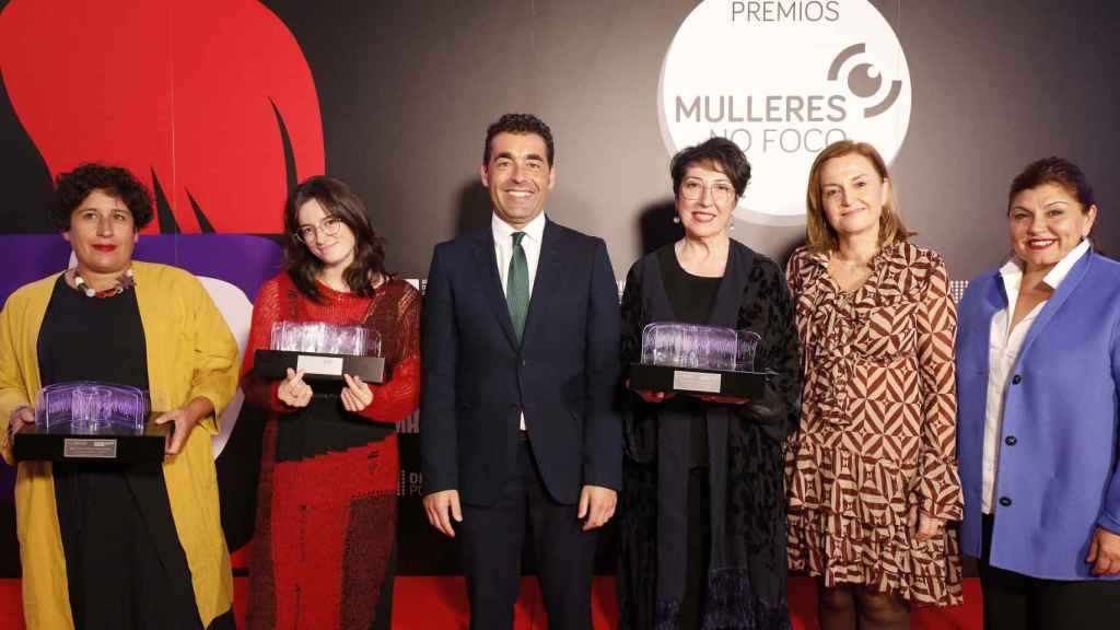 Luis López junto a las premiadas Mariana Carballal, María Vázquez y Beli Martínez.