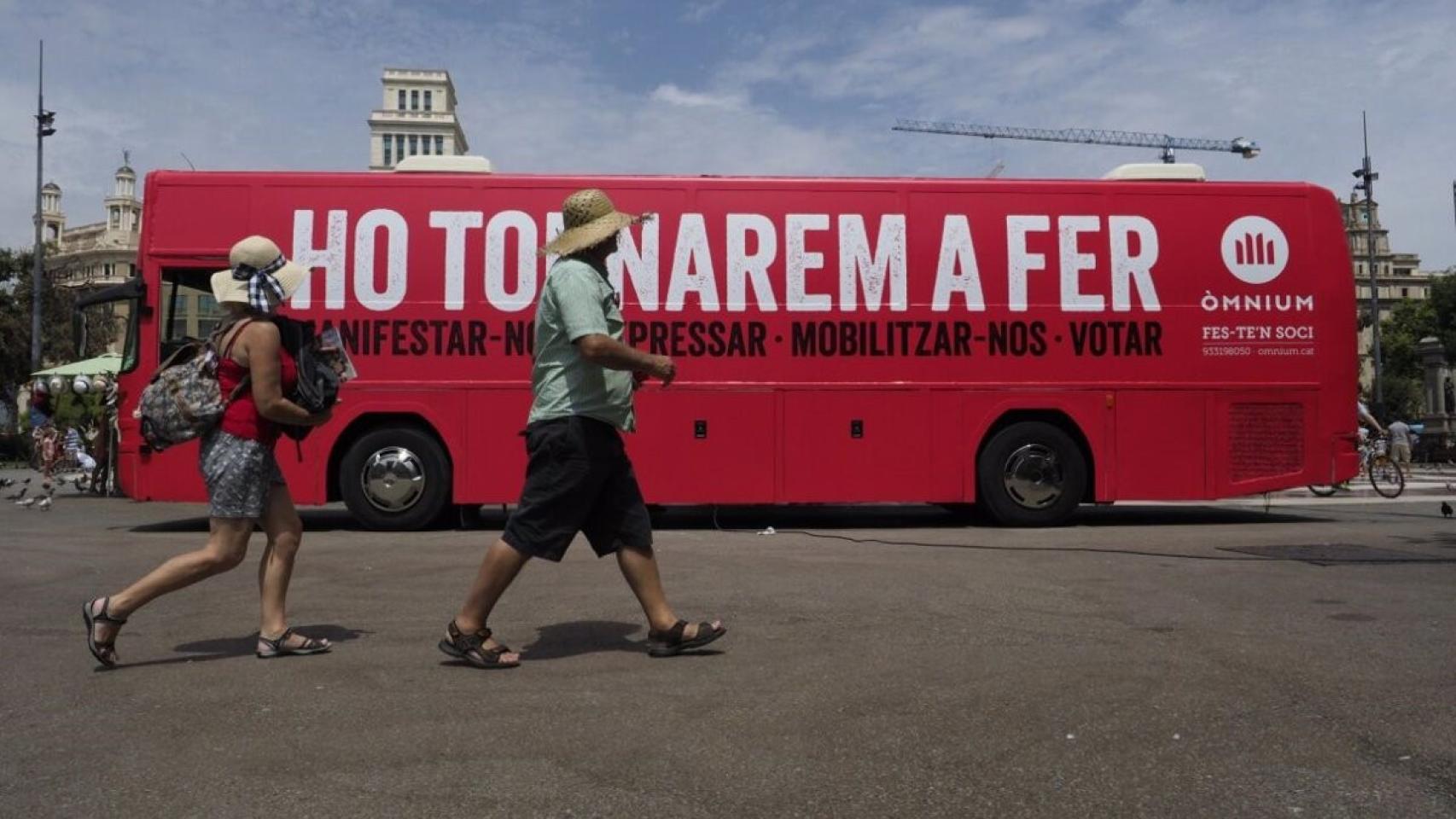 Un autobús con la campaña de Ómnium Cultural, Lo volveremos a hacer.