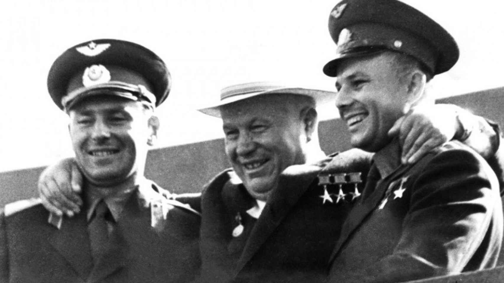 Yuri Gagarin (derecha) con Nikita Jrushchov y Guerman Titov, su sombra antes de despegar con la Vostok 1