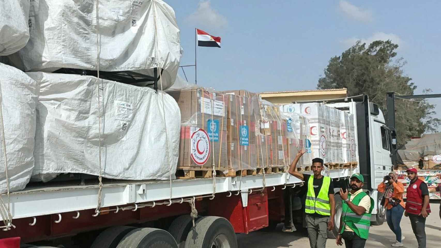 Camión con ayuda humanitaria en el paso de Rafah
