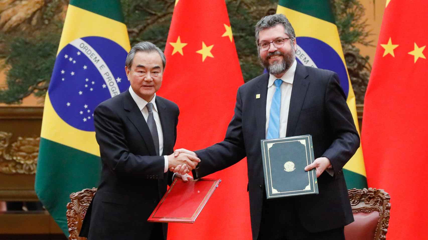 Ernesto Araujo junto Wang Yi, jefe de la diplomacia china, en octubre de 2019.