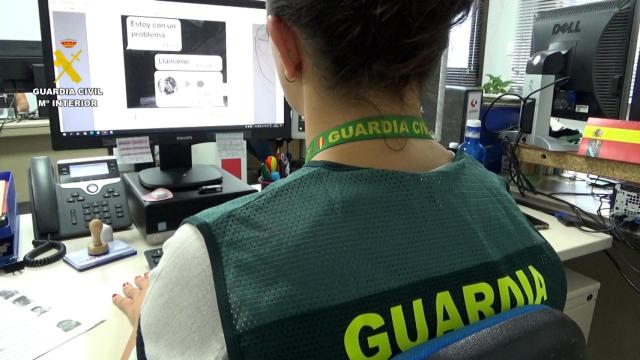 Una agente de la Guardia Civil investiga la estafa del hijo en apuros.