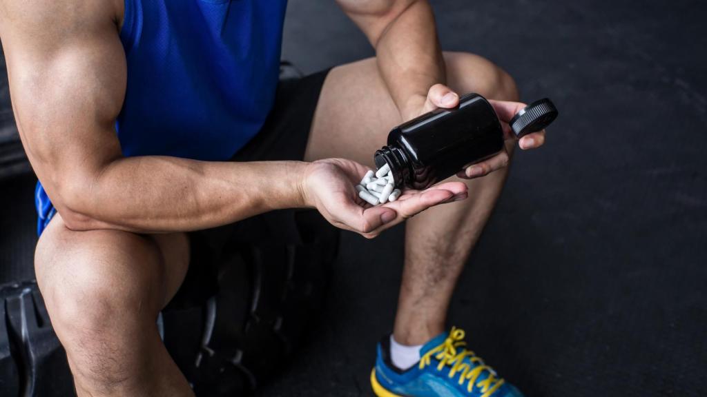 En la imagen, un deportista consumiendo supuestos medicamentos.