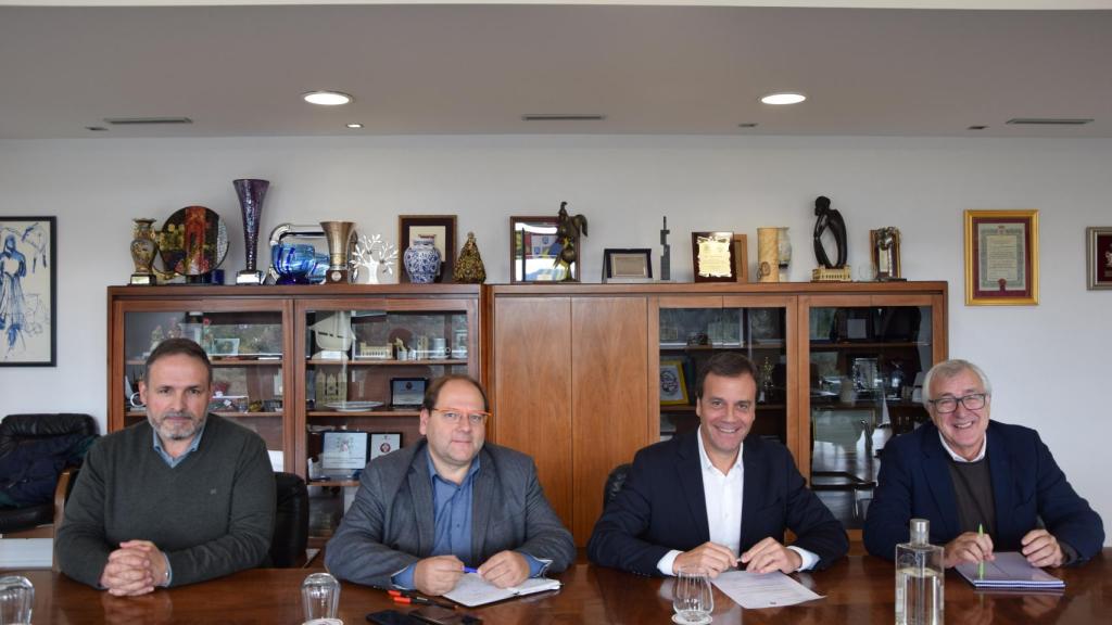 Imagen de la reunión mantenida este sábado entre el municipio leonés de La Bañeza y el portugués de Bragança.