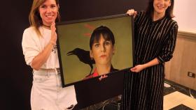 Malena Alterio recibe el retrato de la pintora Laura Serrano